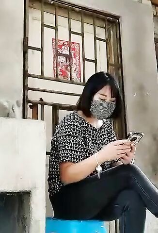 《探花小巷子》小哥下午城中村扫街快餐两个站街妹牛仔裤破洞少妇+长发短裙辣妹