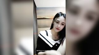 网红脸气质女神【小萝莉】以为是绿播后来尺度大开，网友强烈呼吁：骚一下。全裸揉奶，跳蛋中指发骚插进奇痒的淫穴！