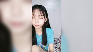 邻家清纯19美少女！道具疯狂自慰！一脸倒模假屌插嫩穴，翘起屁股喜欢后入，爽的浪叫不断