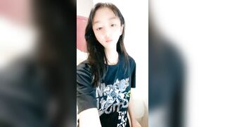 清纯03年学生妹！性格活泼！穿着丁字裤扭腰，手指猛扣小穴，表情很享受越来越骚