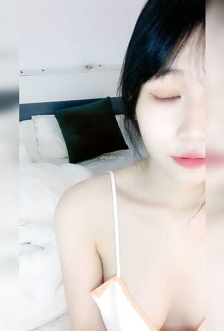 优质新秀【瑶冰冰】 18岁清纯白嫩美少女~奶子白又大 这么美的肉体，舌头很灵活，肯定很爽，不插起来可惜了