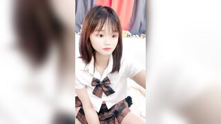 JK装卡哇伊18学生妹，娇小身材，黑丝袜萝莉蹲，双腿夹着假屌骑坐，翘起屁股后入，表情淫荡骚的很