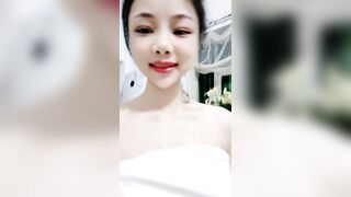 长相甜美气质小美女全裸洗澡很仔细的洗私处躺在床上特写蝴蝶干净鲍鱼