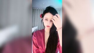 极品网红女神【奶油】来袭 ！性感睡衣大红唇 ，大肥臀特写掰穴 ，无毛骚穴假屌骑乘