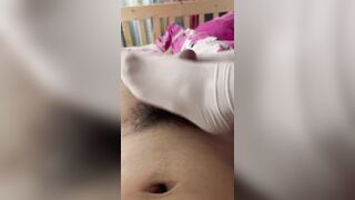 老婆穿了几天的臭袜子足交 再用袜子套鸡吧直接操小骚逼 水太多把袜子都浸湿了 直接射穿 这才是原味嘛