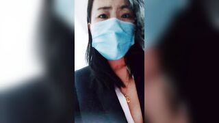 正在上班的公司女白领，制服诱惑逼里塞着跳蛋陪狼友骚，听狼友指挥到厕所小秀一下