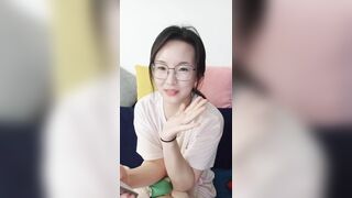 新人下海保定00后骚妹子露脸直播大秀，线下可约全裸自慰揉奶玩逼，站在窗前展示身材窗帘都不拉，洗澡诱惑