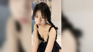 麻花辫00后入牙套小妹！一脸呆萌卡哇伊！杂乱逼毛超嫩小穴，疯狂揉搓翘起屁股，掰开嫩穴给你看