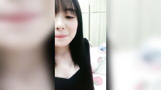 婴儿肥卡哇伊03年萌妹！无毛嫩穴全裸自摸！白皙皮肤贫乳，掰开小穴特写，翘起圆润美臀摇摆