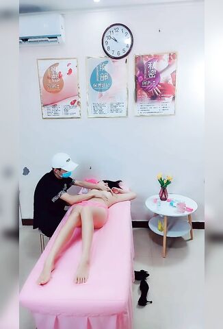 专业私密按摩会所，男技师给女客户推油，饥渴难耐后入操逼女上位啪啪做爱