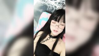 童颜美少女、稚嫩的娃娃音 小穴还是很粉的哦，大黑牛玩一下阴道就湿透了