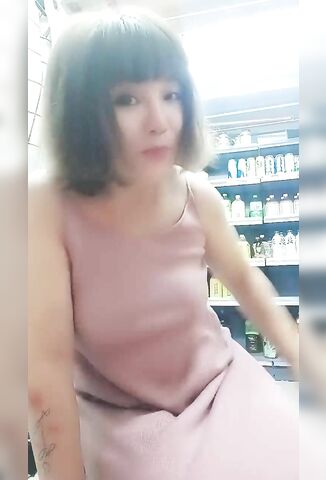 超市老板娘在店里偷偷的骚，全程露脸店里来人了都不知道，还给狼友看奶子和逼呢，开档黑丝夹着跳蛋漏着奶子