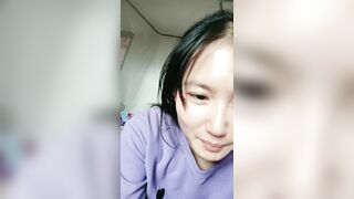 良家小少妇露脸直播赚外快，初次下海被狼友调教，跑到浴室偷偷的脱光了听狼友指挥揉奶玩逼