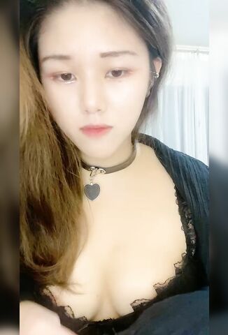 新来的美女终于脱了，全程露脸在狼友的指挥下漏出玩弄骚奶子，逼逼肥美多汁自己抠着给狼友看浪叫呻吟好骚啊