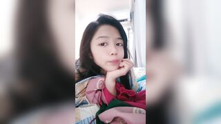 想做你的小宝贝，全程露脸高颜值清纯少女深夜激情大秀，从床上玩到厕所不停抠逼，把自己搞到高潮性感又风骚