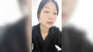 绿播美女下海！苗条身材贫乳！修长美腿翘起肥臀，新道具振动棒抽插，娇喘呻吟诱惑