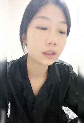 绿播美女下海！苗条身材贫乳！修长美腿翘起肥臀，新道具振动棒抽插，娇喘呻吟诱惑