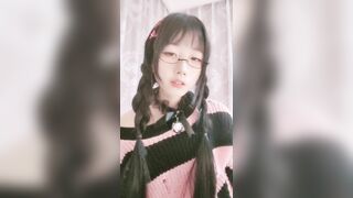 极品尤物美少女！清纯系天花板！双马尾一脸呆萌，给大家小秀一波，脱下内裤看穴，一线天白虎馒头B