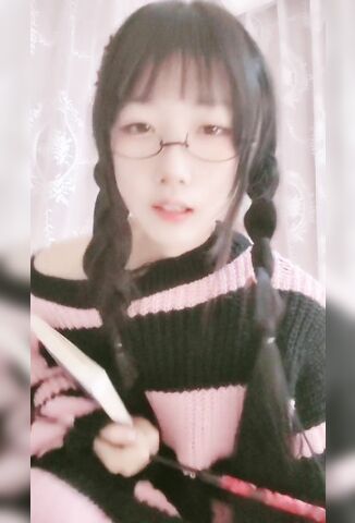 极品尤物美少女！清纯系天花板！双马尾一脸呆萌，给大家小秀一波，脱下内裤看穴，一线天白虎馒头B