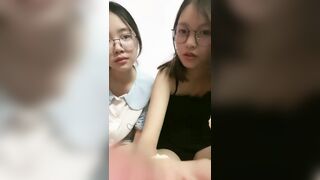 刚出社会的学生妹，眼神里还略带清澈，【泡泡鱼妹妹】，呆萌小姐妹! 3p无套轮插4