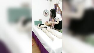 女人爱装纯做身体的小少妇架不住骚女技师忽悠玩起了双飞，口交大鸡巴舔乳头被小哥大力爆草深插子宫征服了