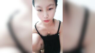 难得一见极品美穴新人乖巧妹子，撩起裙子没穿内裤，翘起完美屁股菊花吸烟 ，拿出玻璃黄瓜爆菊花 ，掰穴极度诱惑