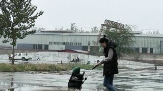 新手上路去驾校学开车发现个宝地练车场简陋沟厕冒雨偷拍女学员尿尿