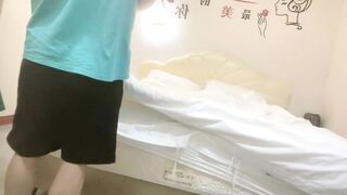 2023-7-3【眼镜败类探花】约来两个妹妹要一起操，只有一张床不同意，只能单挑，高颜值美女