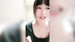 极品风骚美御姐！性感黑丝照镜子自摸！无毛肥唇美穴，换上情趣装半脱丝袜，按摩器震穴极度淫骚