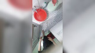 咸湿房东在卫生间屋顶安装针孔纯上帝视角偸拍眼镜妹子日常用大盆水舀子洗澡，身材不错皮肤白嫩_ (4)