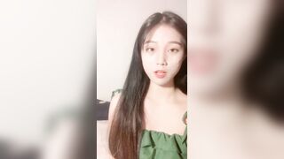 大学甜美学妹！近期下海性格活泼！收费房小秀一波，撩起衣服贫乳，骚穴特写，翘起屁股摇摆