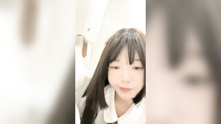 很有看点小萝莉从高铁厕所露出挑战，粉嫩JK少女