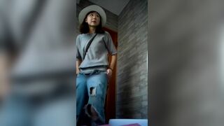 女厕全景偷拍美女实习生的一线小美鲍