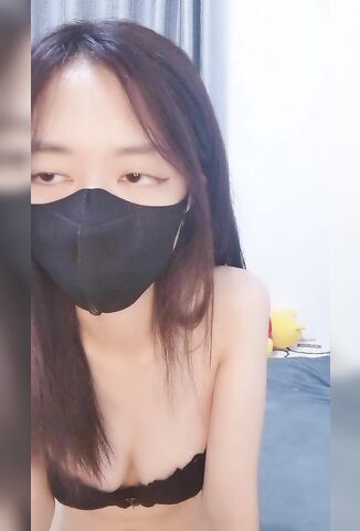 新人甜美少女！苗条身材美乳！揉捏抖动，双指插入猛扣，手法非常熟练，翘起屁股后面扣弄