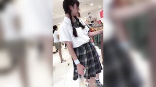 偷拍jk美女裙底，极品学生妹还夹了跳蛋