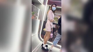 商城跟随偷窥漂亮小少妇 蓝色小内内紧紧卡着屁沟 看着好骚气偷窥漂亮少妇