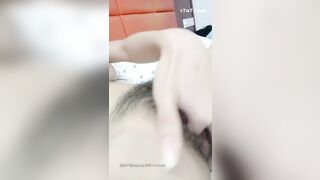 【妹妹是魔鬼】00后学生妹闺房内寂寞难耐，自慰抠穴揉搓美乳，青春稚嫩的少女胴体真是惹人遐想