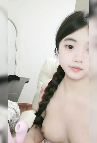 颜值美少女！新人妹妹初下海！丰乳大肥臀，多毛骚逼道具自慰，特写插穴流白浆，浴室湿身诱惑