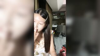 兔女郎装扮极品美少女！9分颜值外表高冷！开档内裤掰开嫩穴，贫乳揉捏，手指插入扣弄