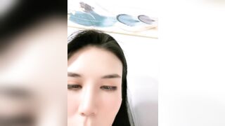 -极品尤物颜值女神小美！难得收费房！按摩器震多毛嫩穴，跳蛋塞入骚穴湿哒哒