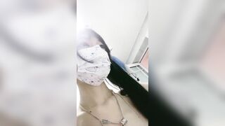 双马尾萌妹萝莉「梨酱」用玩具肉棒抽插粉嫩小穴拉出白带 一边洗澡一边用玩具后入