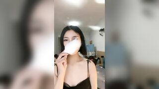 性感尤物短发美女！情趣装黑丝美腿！小骚货很是妩媚，扒开内裤插小穴，爽的流白浆，极度风骚诱人