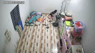 黑客破解会所小姐集体宿舍偷拍 小姐姐不内裤出门 跟男友视频聊天衣服都聊没了