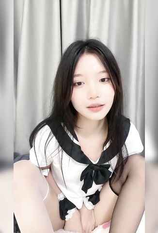 极品尤物美少女！外表乖巧呆萌！收费房学生制服，黑白丝袜美腿，情趣内裤道具激情