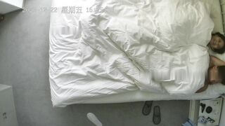 -补漏12-22未流出过酒店偷拍小情侣玩SM 乖乖女手铐捆绑 脚插骚穴 强制高潮 堪比AV.