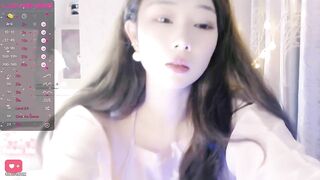 【Stripchat】长得像李沁的国产女主播「rainbow」垂肚兜白纱搔首弄姿多个玩具玩穴自慰