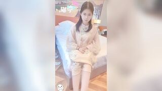 神仙颜值小仙女小姐姐『猫宁』 唯美汉服后入，美美的玲珑小脚足交 樱桃小嘴口交，美美的脸纤细的腰 超级嫩穴爽上天了