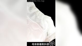 海角社区恋物癖小哥母子乱伦 风韵母亲一丝不挂走进卧室 在父亲的床上被我尽情操逼