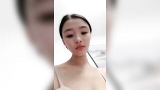 2048.cc-G罩杯八字大奶，淫荡美女小骚货，纯欲系美女，被炮友下面插按摩棒，嘴里插屌，双管齐下，椅子上骑乘位抽插.mp4