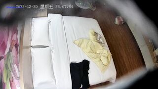 【迷奸睡奸系列】 小美女被网友迷晕 抱入酒店内便迫不及待脱掉衣服艹逼，没想到被偷拍监控拍下.